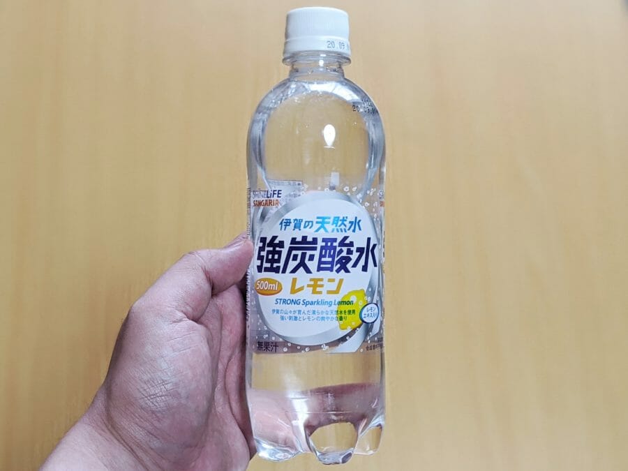 サンガリア 伊賀の天然水 強炭酸水レモン をレビュー レモン感は薄いが水は美味しく 飲みやすさで選ぶなら買い 俺のレモン炭酸水